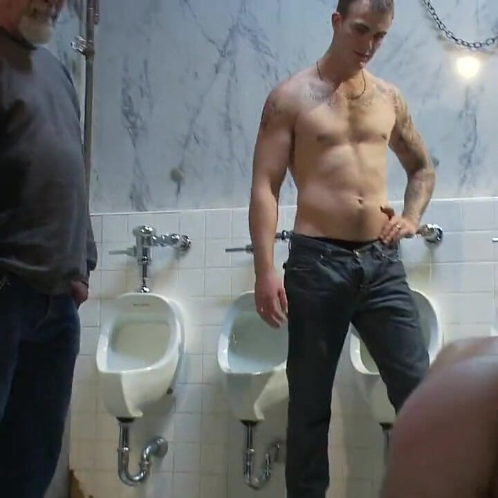 布莱恩·邦德被抓到撒尿和射精.