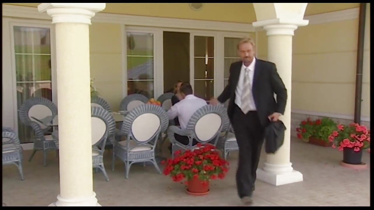 Máy bay bà già với bộ ngực to bị nện trên du thuyền