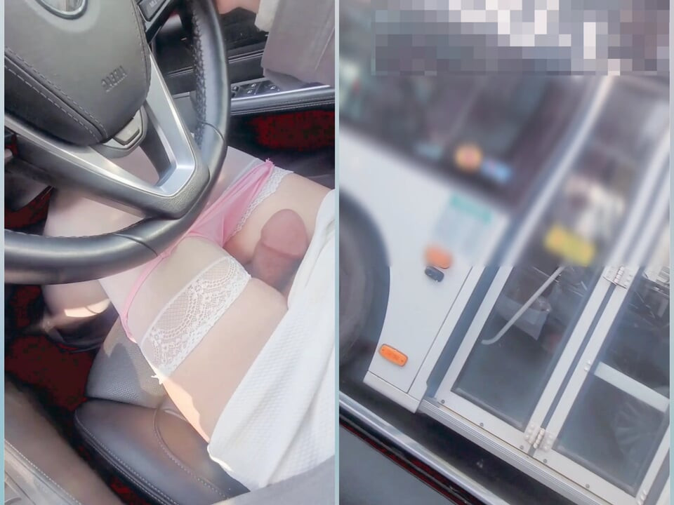 Sissy con cu to tiếp xúc trong khi lái xe ngay bên cạnh xe buýt công cộng và những chiếc xe hơi khác