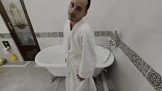 Masturbandose y meando en el baño
