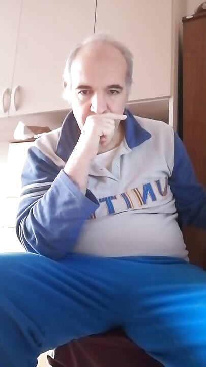 Τραντάζω τον σκληρό πούτσο μου και χώνω τα δάχτυλά μου στον ανοιχτό κώλο μου