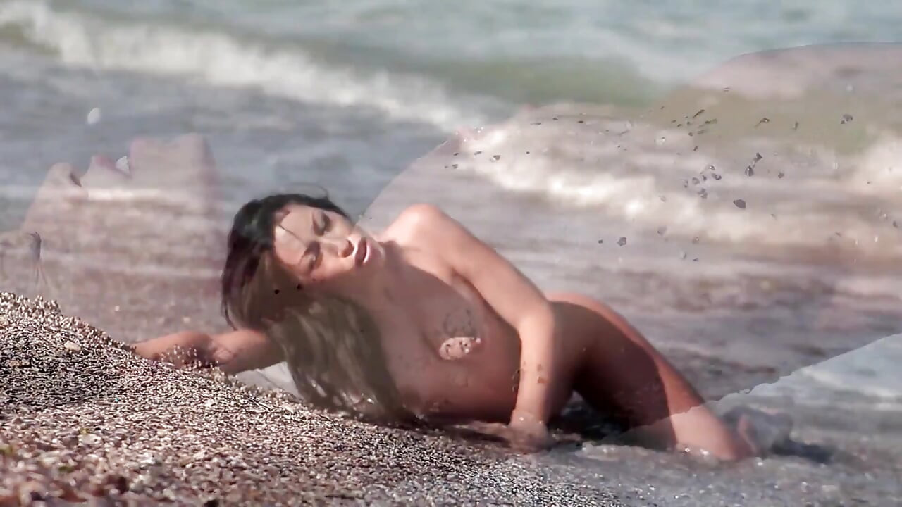 לסביות סקסיות מתחרמנות במקלחת ומזדיינות