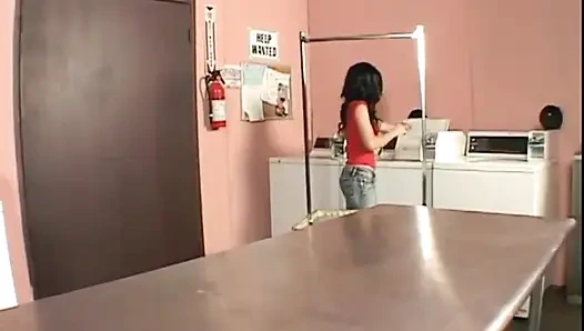 Genç sürtük esmer için canavar gibi büyük yarak