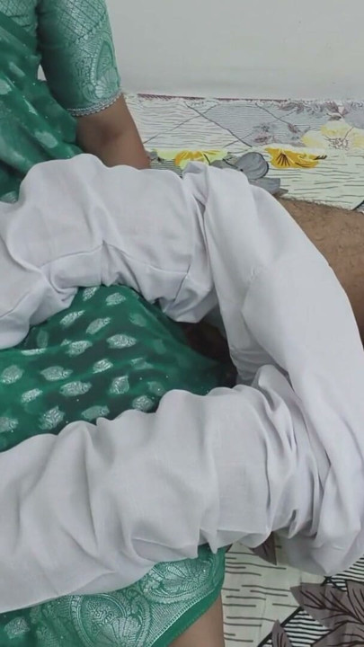 Sasur ve bahu ke najayas sambandh seks videosu kayınpeder gelini tarafından odada tek başına yağ masajı için sikiliyor | Klip 1