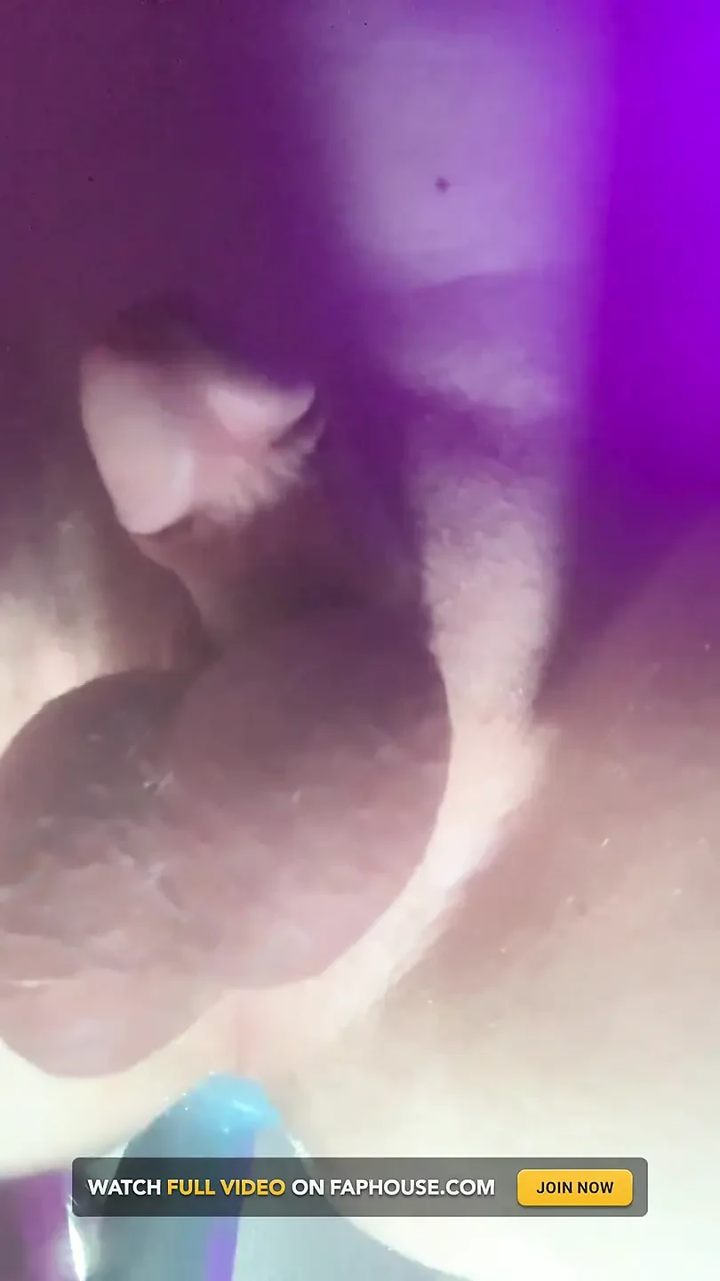 Ruiva Ashen fode sua bunda com seu vibrador favorito