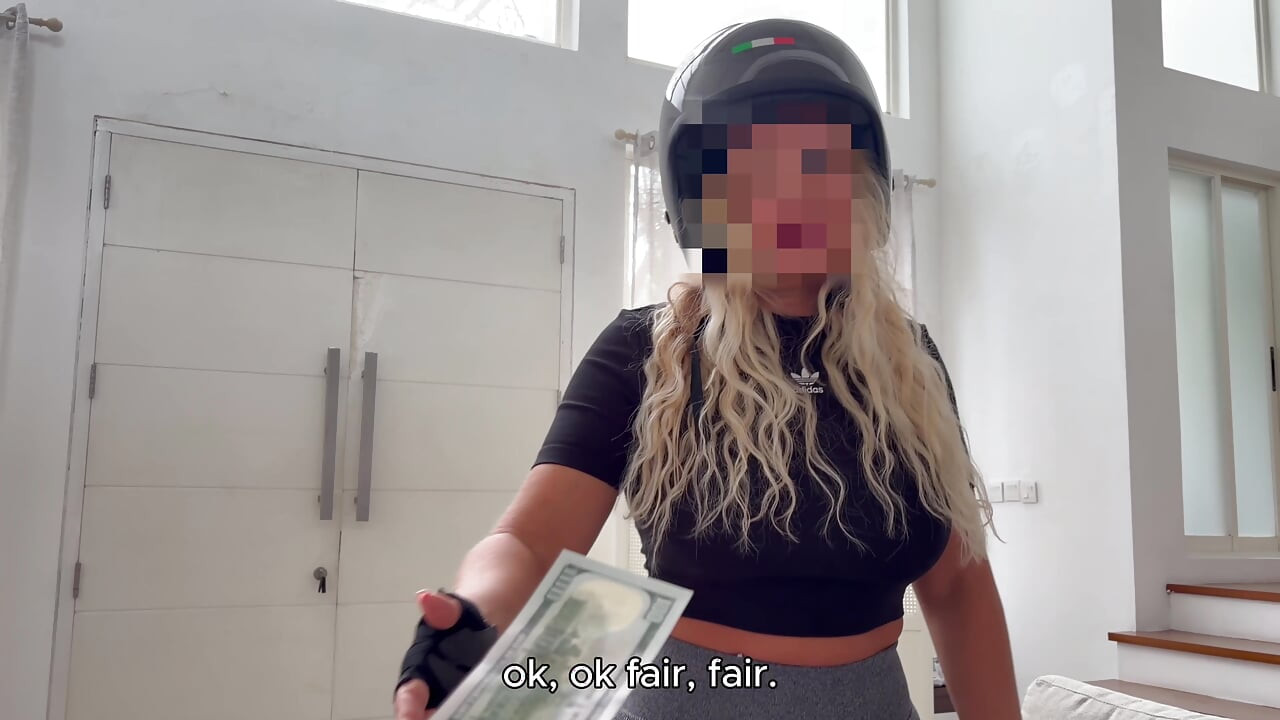 انعام دادن به دختر تحویل دهنده کون چاق و گنده که بذاره کسش رو بکنم