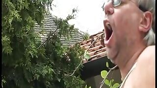 Une pute allemande mature se fait baiser sur le balcon