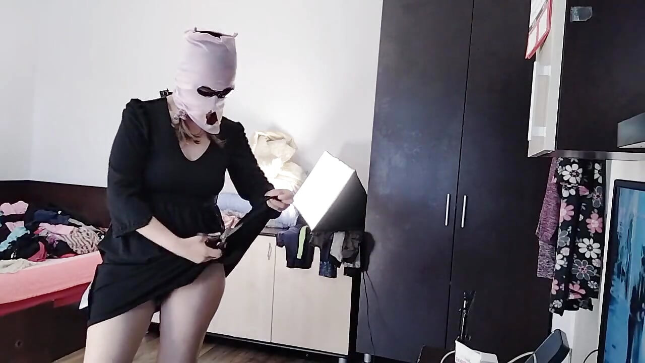 Amateur-ehefrau Hat Spaß, Kleidung Zu Probieren, Die Sie Schneidet.