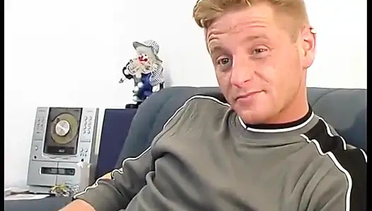 Милфа-брюнетка сосет хуй и жестко трахается на кастинге в винтажном видео