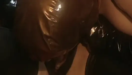 Maskeli Alman dominantlar erkek hizmetçileriyle eğleniyor