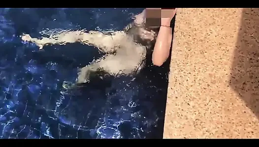 Nake havuzda yüzerek sikişiyor
