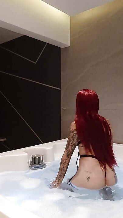 Vörös hajú jakuzziban egyedül