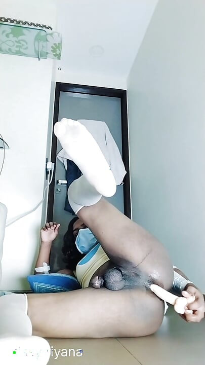 印度Riyana独自在家用假阳具硬操