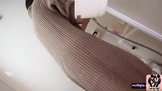 Banyo temizlik ev hanımı evde sürpriz bir ziyaret alıyor. Kaslı adam katılıyor, vahşi 3p kontrolden çıkıyor!