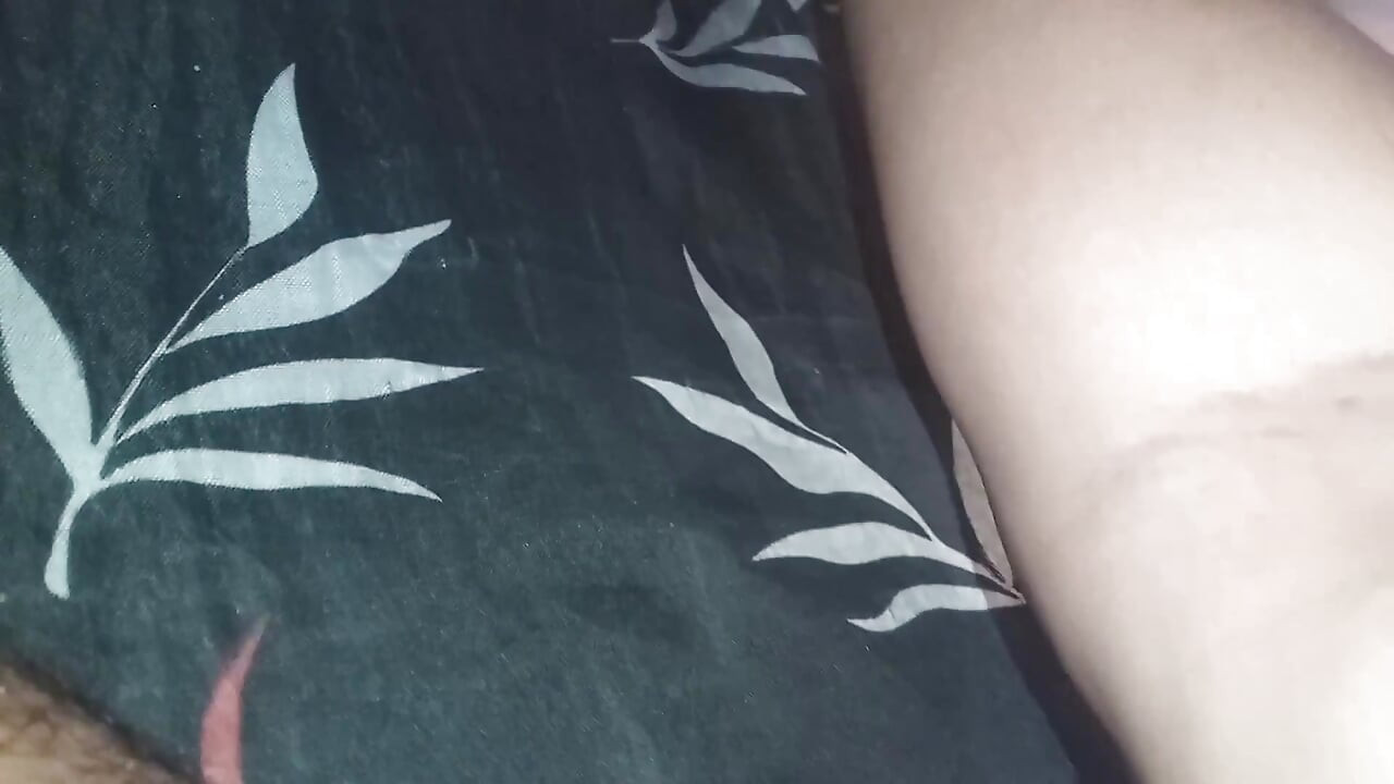 Megcsókolja a nőt a szelíd cuckold előtt