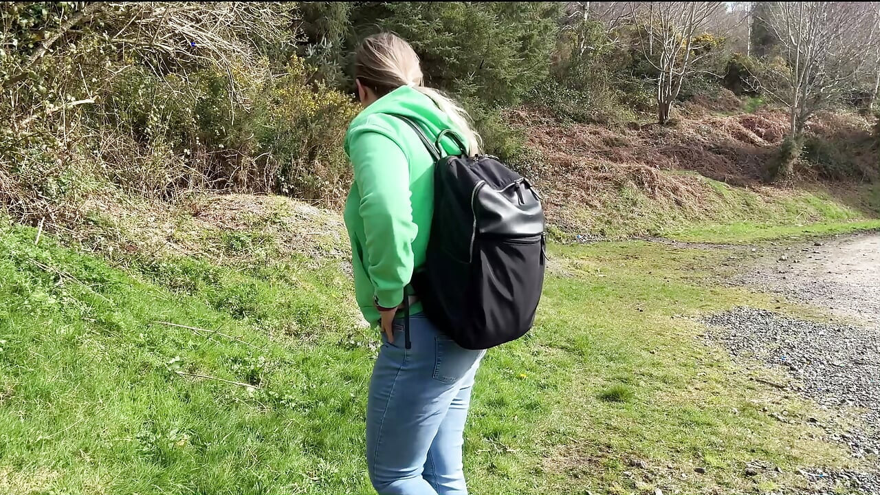 Desesperada Ao Ar Livre Molhando Jeans Na Trilha Pública