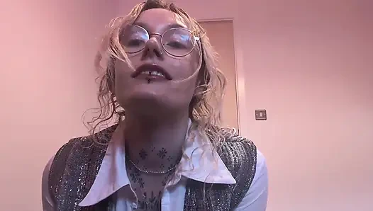 Seksi emlakçı satışı yapmak için çaresiz