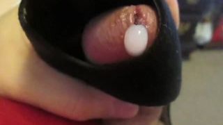 Stříkání dobře opotřebované černé semišové peep prsty