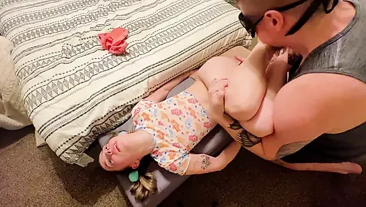 Gülünç derecede yoğun ev yapımı amatör fışkırtarak parmaklıyor og bebek durmamak için yalvarıyor! Kamera arkası değişiyor