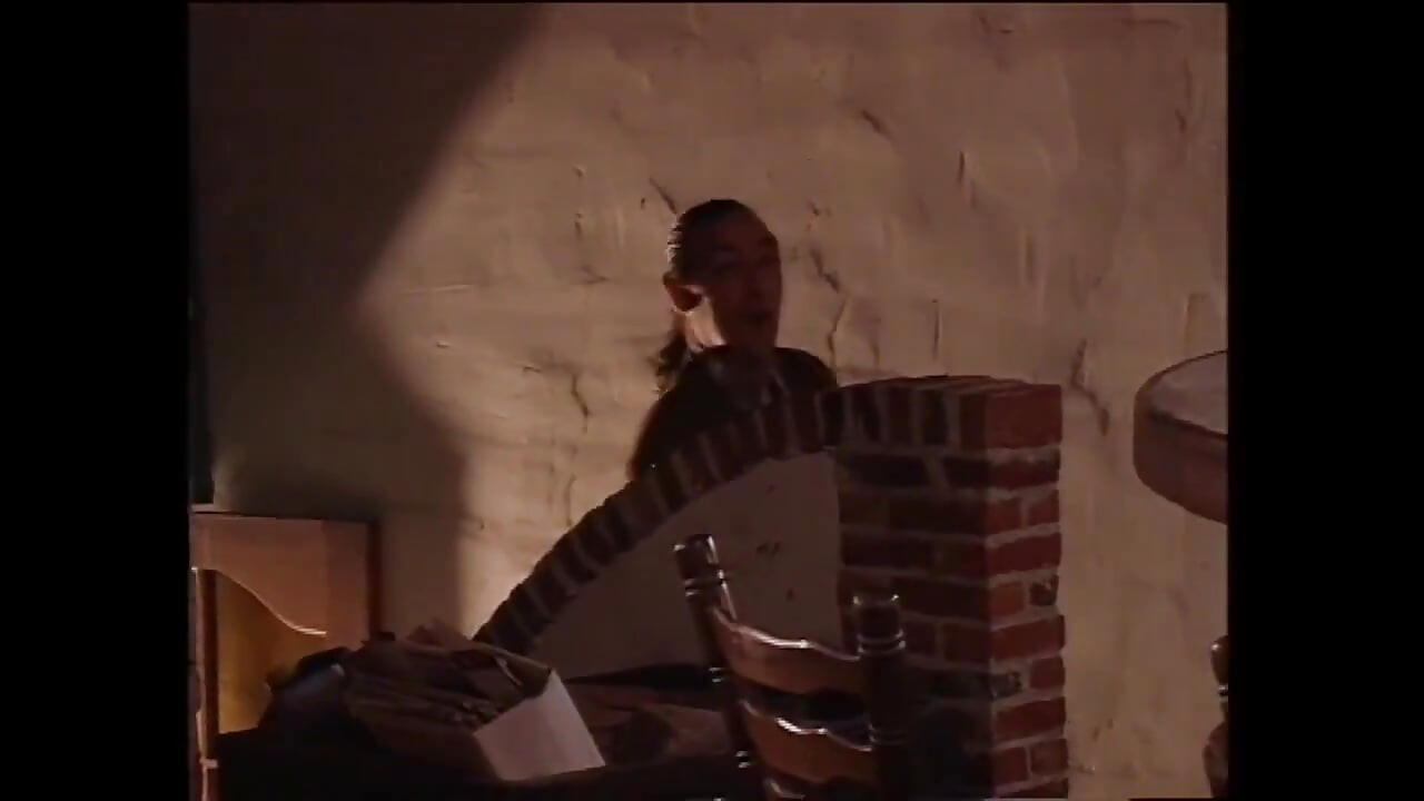 Geile ehefrau mit behaarter muschi, arsch von zwei großen schwänzen gefickt und in den mund gespritzt