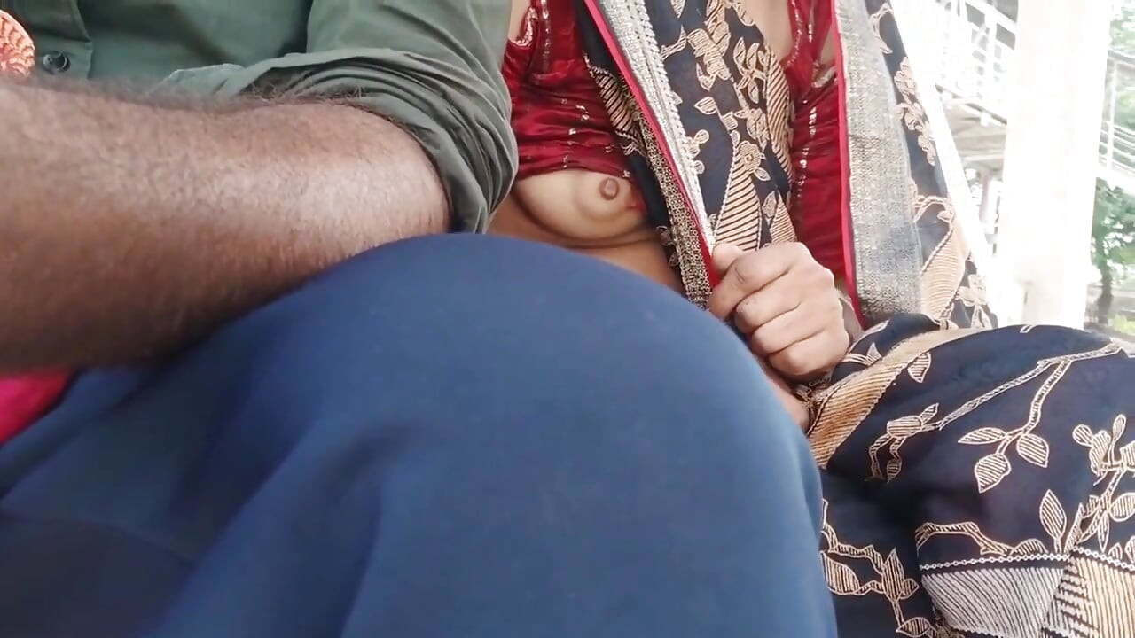 Bhabhi Got Hot at the Railway Station and Her Boobs Became Visible.