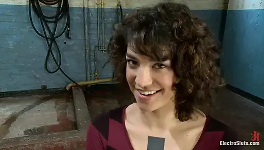 Biancas haarige muschi rasiert live auf Elektrosluts!