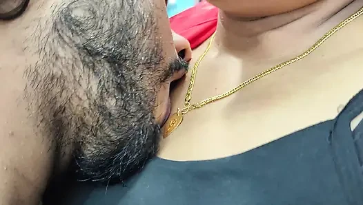 Boyun öpücüğü göğüsler gömlek ve tişört içinde öpücük romantizmi