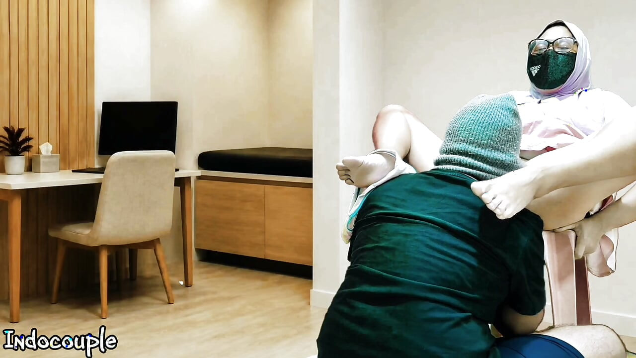 Istri nakal berhijab ini ngebiarin bosnya jilat memek beceknya di kantor