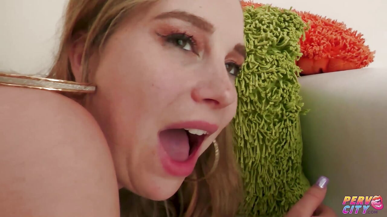 Seksi yeni sarışın üvey anne Odessa Bell büyük yaraklı bir latinle sikişiyor