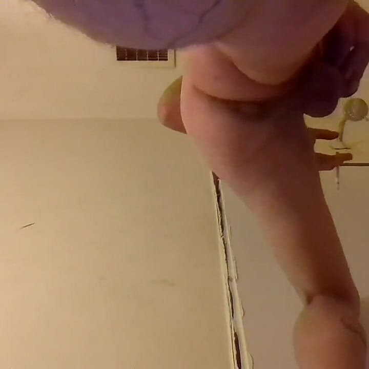 Peeing Giantess