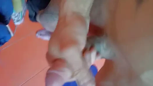 Tatoed genç mastürbasyon
