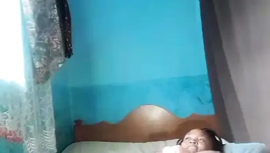 Pertunjukan memek cewek kulit hitam dengan pantat bahenol