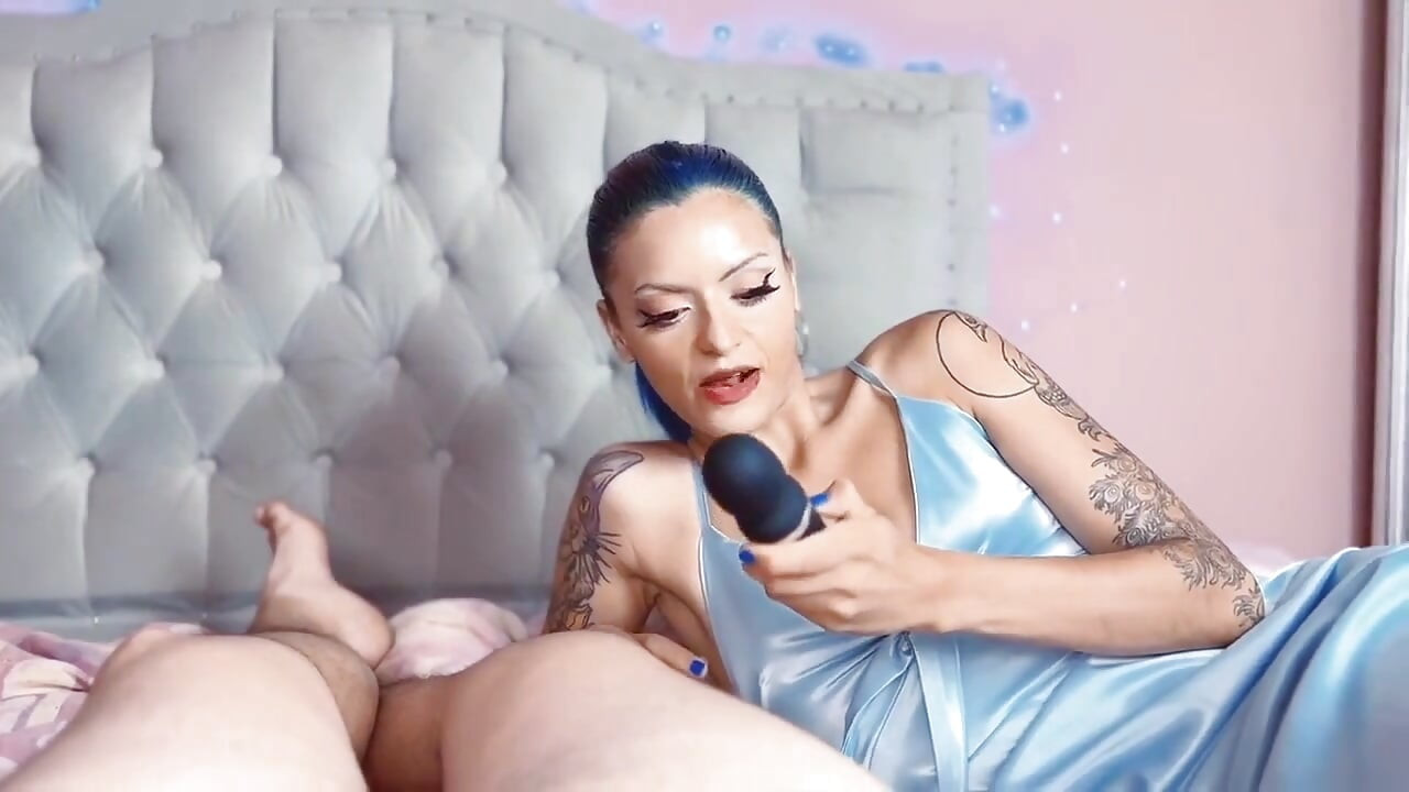 Mutlu ıslak sonla gırtlağına kadar alıyor, bu tipik bir porno videosu değil!