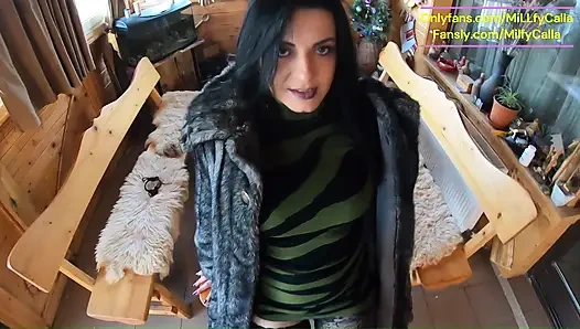 Bornoz orta yaşlı seksi kadın saç kurutuyor ve saçıma boşalarak sakso çekiyor