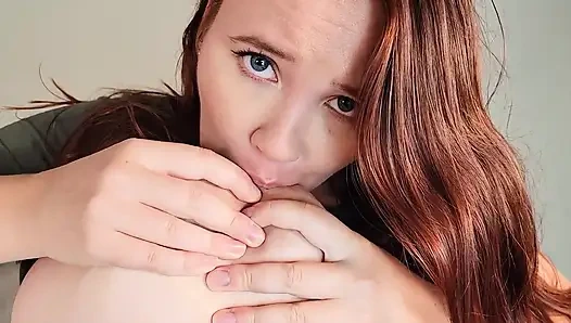 Sıkı gömlekli yağlanmış emziren memeler