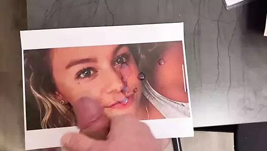 Cumshot auf Papierfotze