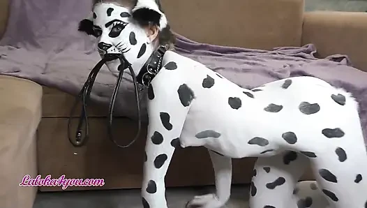 Красивая девушка в далматинском костюме игриво скачет на большом хуе Cavalier
