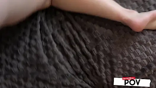 Apra Shay'nin sıkı amcığı sürükleyici bakış açısıyla esnetiliyor ve döl yutuyor!