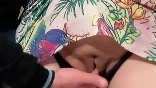 Совершенно незнакомец трет бритую киску в метро