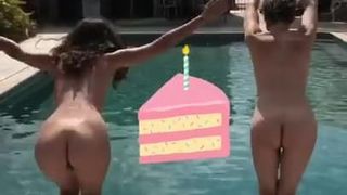 Carly Foulkes und Nouel Riel springen nackt in den Pool