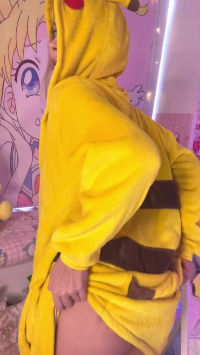 太饥渴了，脱掉这个服装，阴户滴水