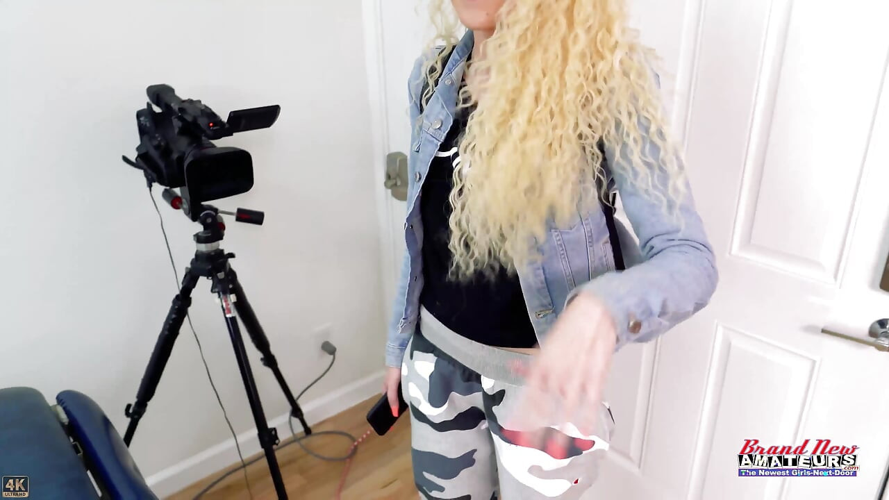 Tengere kinky blonde Sassy houdt ervan haar sappige tieten en natte poesje te plagen!