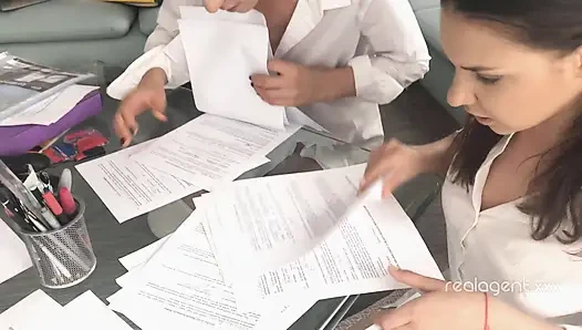 Birkaç sevimli esmer öğrenci başarılı sınavı kutluyor