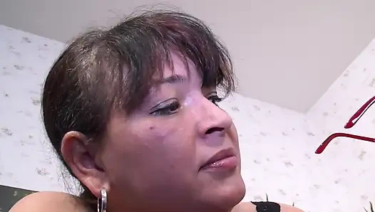 Olgun ve hala çok azgın! Kanepede üçlü seks onu çıldırtıyor!