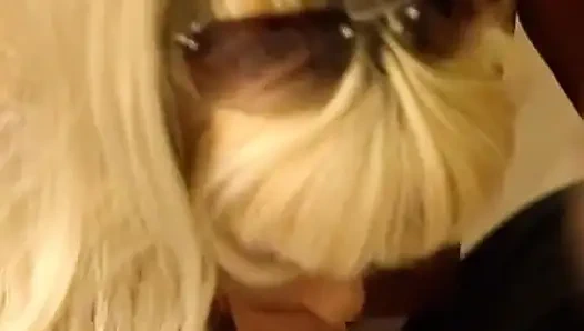 Çok ateşli Rus orta yaşlı seksi kadın götten sikiliyor!