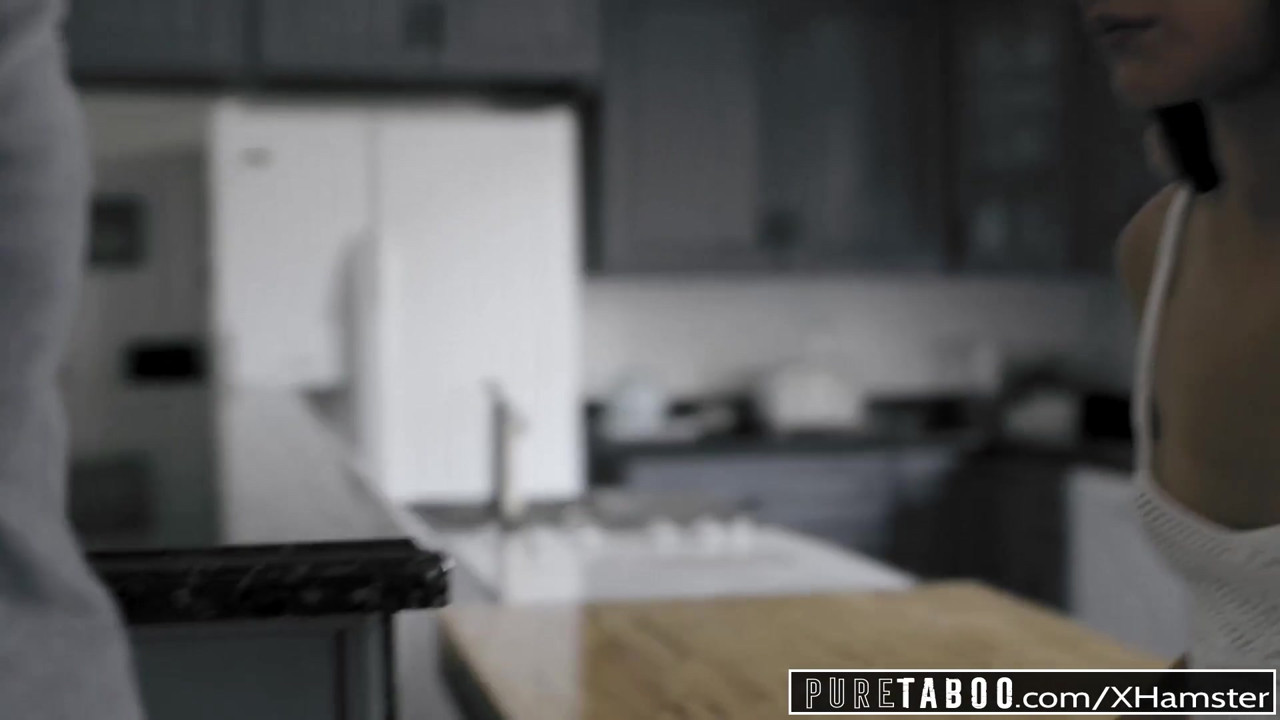 純粋なタブーティーン痴女Emily WillisがStepdadでスパンキング＆中出し