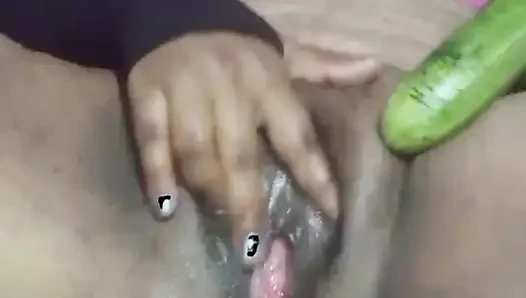 Bugün, Hintli yenge amına bir salatalık sokarak arzusunu bastırdı.