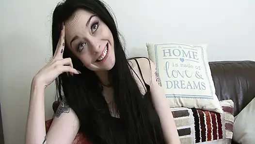 Dövmeli esmer kanepede parmaklanıyor ve sert boşalıyor