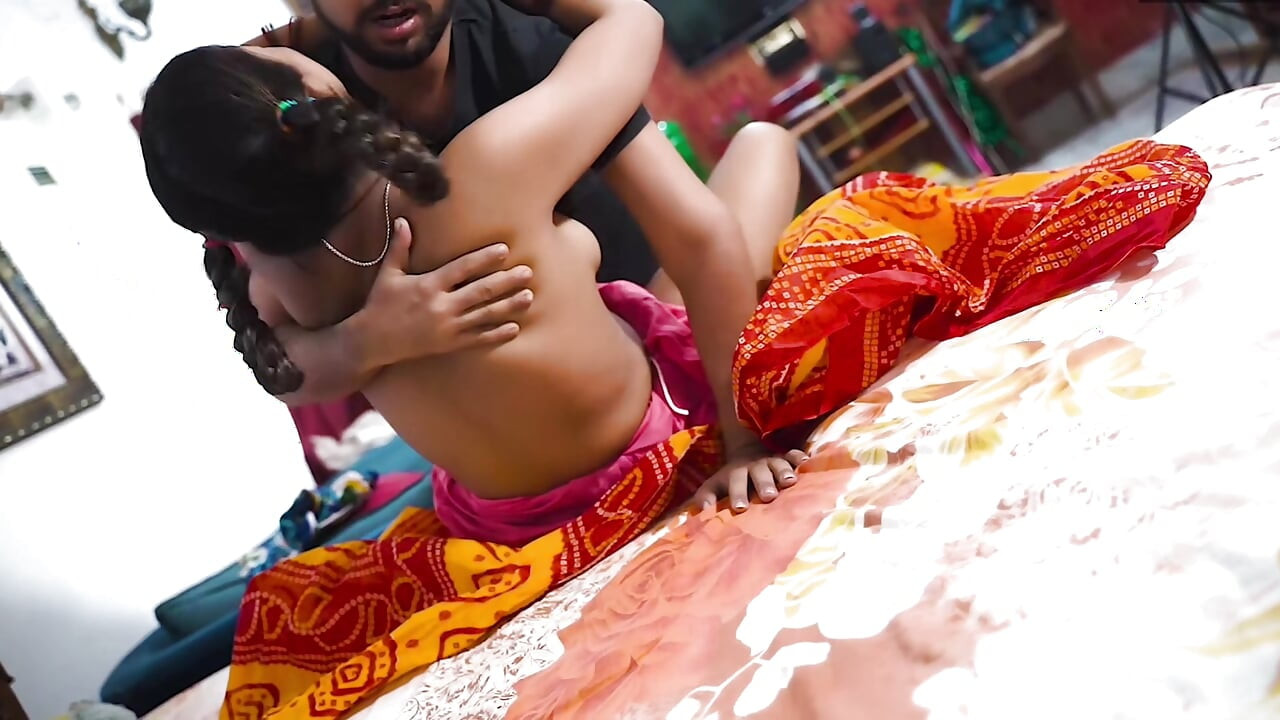 Cute bhabhi ko chod rha tha tabhi chacha aa gya