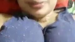 Rasmi Alon montre ses seins énormes devant une caméra en direct